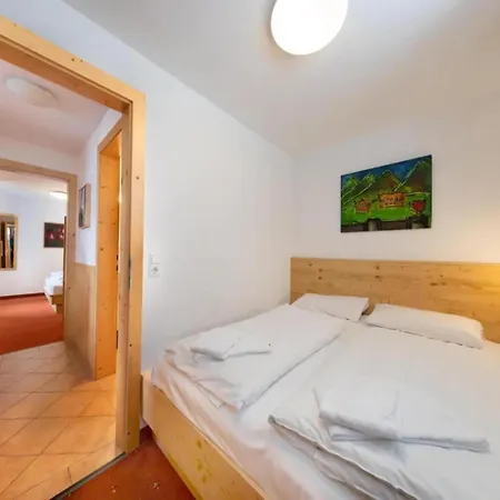 Pinzgau Ski Chalet Retreat With Balcony *
